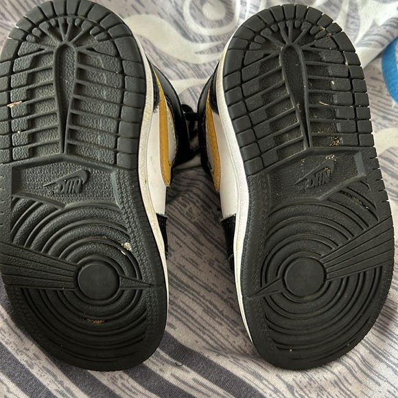 2021
Air Jordan 1 Mid TD 'Black University Gold' - Picture 4 of 6